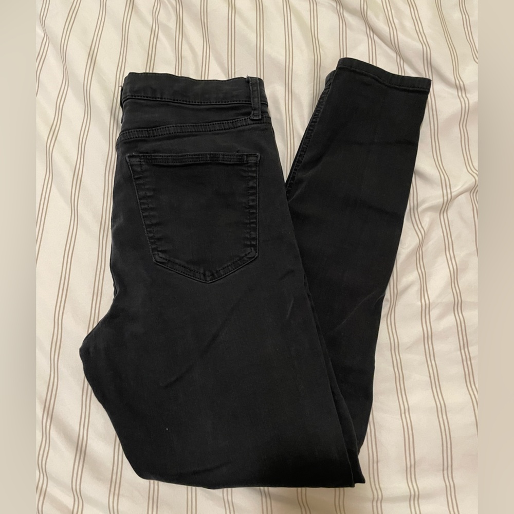 black, high waist, ripped knee, super stretch skinny jeans women’s size 6.